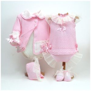 Abrigo, casaca, braga, capota y patucos