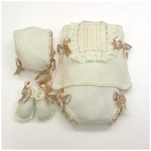 Casaca, braga, capota y patucos