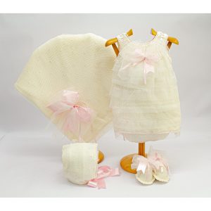 Vestido, braga, capota, patucos y toquilla