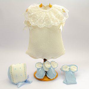 Pelele, calcetín, patucos y capota