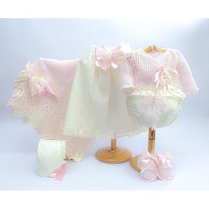 Chaqueta, braga, faldón, capota, patucos y toquilla Md.2029