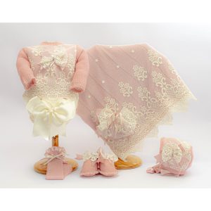 Jersey, braga, capota, patucos, calcetín alto y toquilla