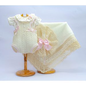 Peto, blusa y toquilla