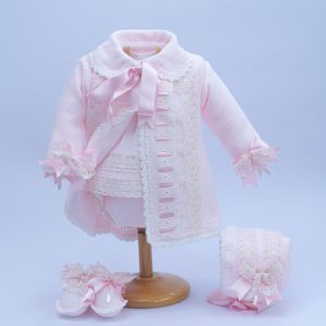 Abrigo, traje, capota y patucos