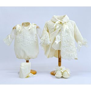 Abrigo, pelele, capota y patucos