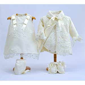 Abrigo, vestido, capota y patucos