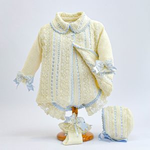 Pelele, capota, calcetín alto y abrigo