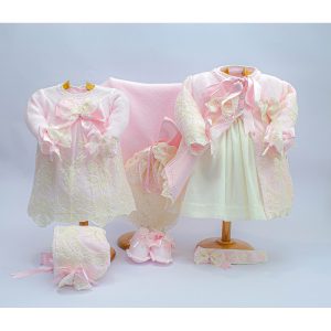 Vestido, capota, diadema, patucos, abrigo y toquilla