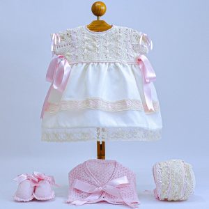 Vestido, chaqueta, capota y patucos