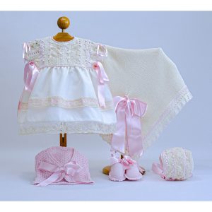 Vestido, chaqueta, capota, patucos y toquilla